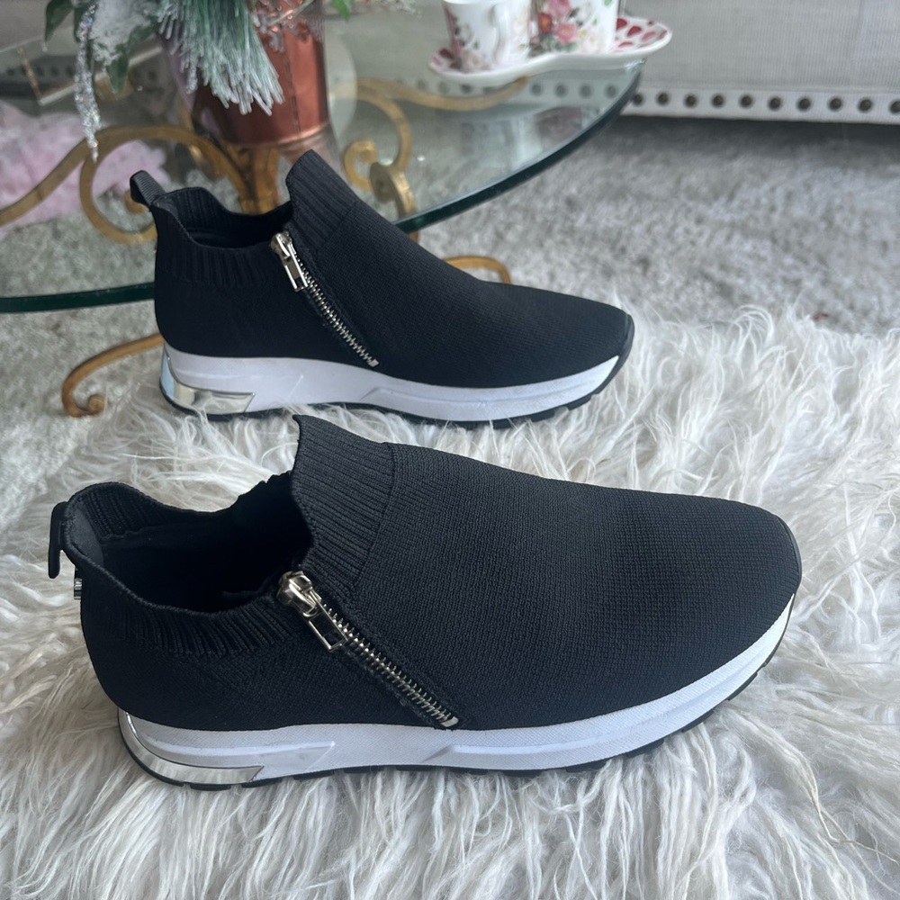 Steve Madden Black Athletic Side Zip Shoes with Silver Accents sz 8